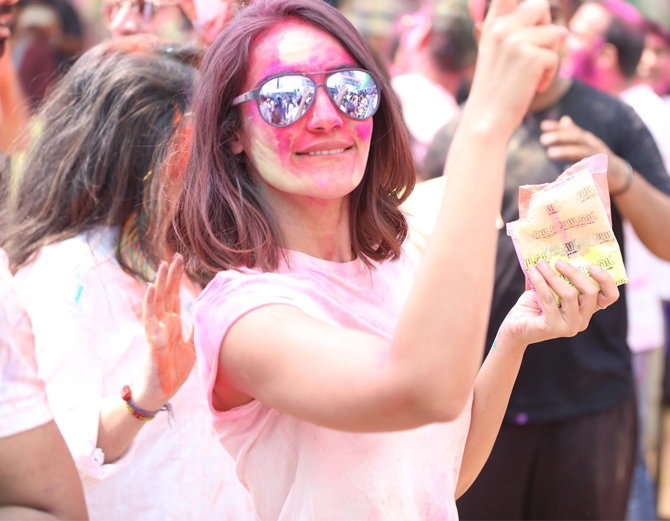 TV celeb holi3