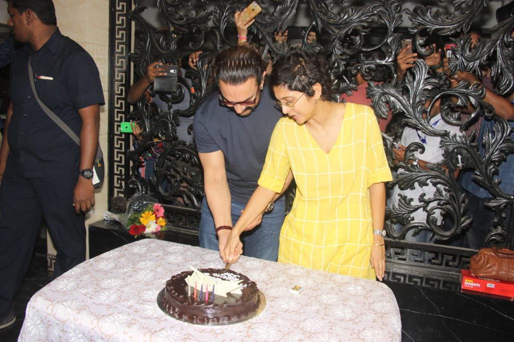 Bollywood Actor,Aamir Khan,kiss Wife Kiran Rao,Birthday Party