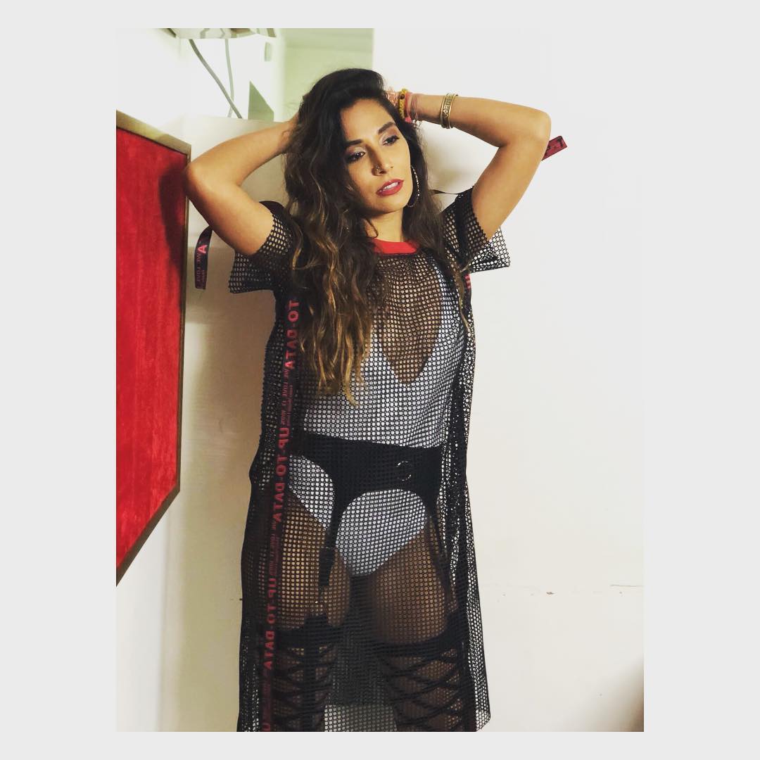 monica dogra,shares,hot pics