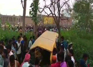 Kushinagar,Railway Crossing, School Van, Child, Death, Injured ,Police