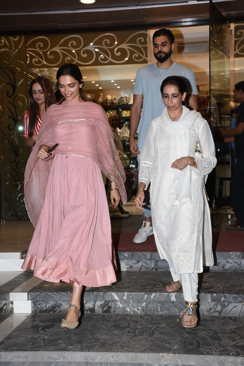 Bollywood Actress,Deepika Padukone,Ujjala Padukone,Spotted,Jewelry Shop,Actor Ranveer Singh,Wedding News