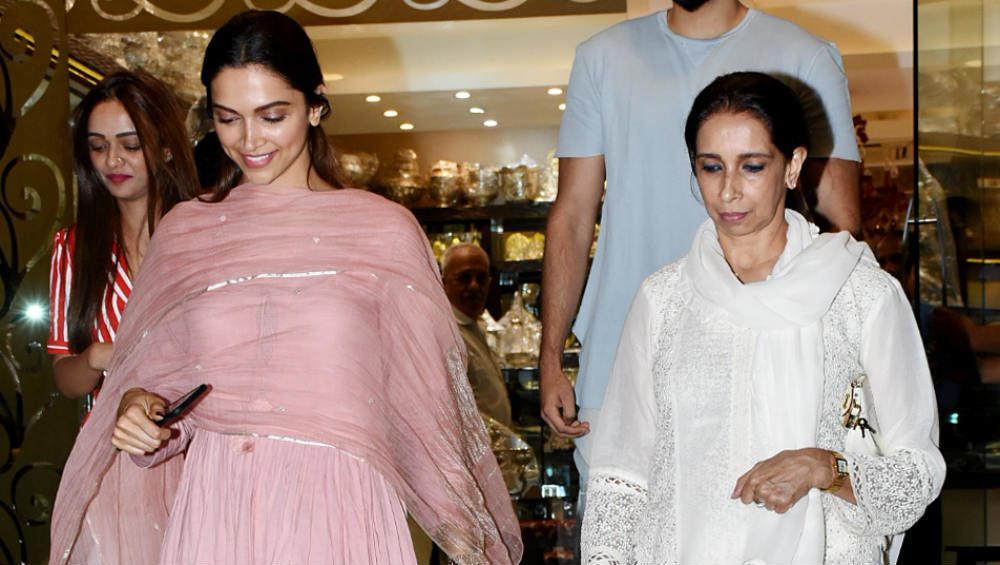 Bollywood Actress,Deepika Padukone,Ujjala Padukone,Spotted,Jewelry Shop,Actor Ranveer Singh,Wedding News