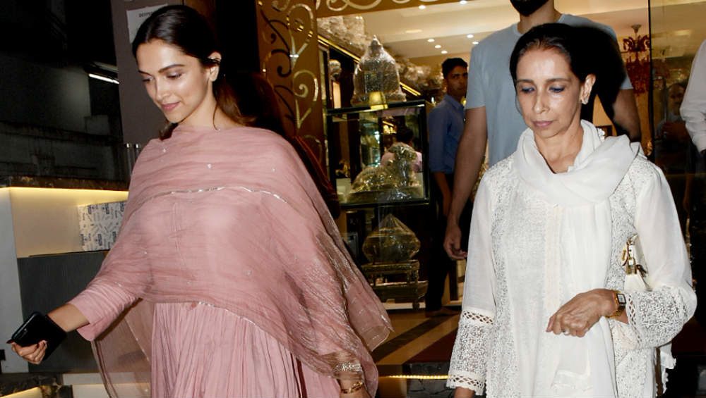 Bollywood Actress,Deepika Padukone,Ujjala Padukone,Spotted,Jewelry Shop,Actor Ranveer Singh,Wedding News