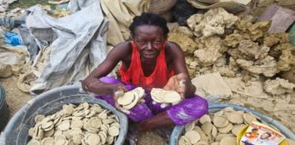 HAITI,HAITI STARVATION,ROTI OR MUD,MUD ROTI IN HAITI,VIRENDRA SAHWAG SHARE POST,MUD CAKE,VIRAL NEWS,JUST SPECIAL,JARA HAT KE