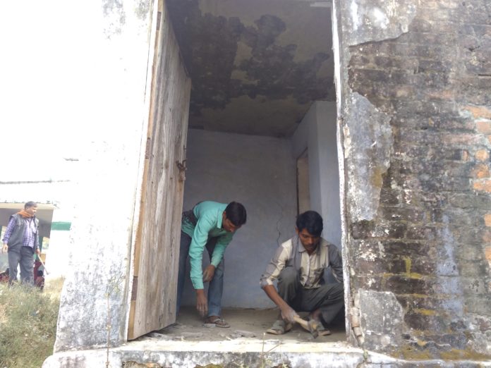 Amethi,Rahul Gandhi,Swacch Bharat,School Washroom,Khabrein24 News,