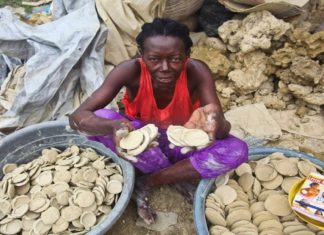 HAITI,HAITI STARVATION,ROTI OR MUD,MUD ROTI IN HAITI,VIRENDRA SAHWAG SHARE POST,MUD CAKE,VIRAL NEWS,JUST SPECIAL,JARA HAT KE