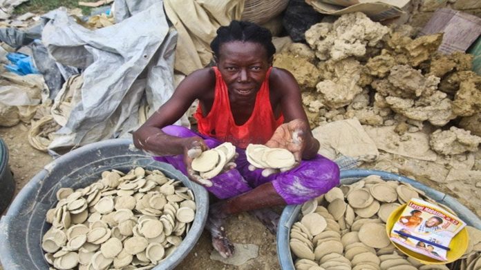 HAITI,HAITI STARVATION,ROTI OR MUD,MUD ROTI IN HAITI,VIRENDRA SAHWAG SHARE POST,MUD CAKE,VIRAL NEWS,JUST SPECIAL,JARA HAT KE